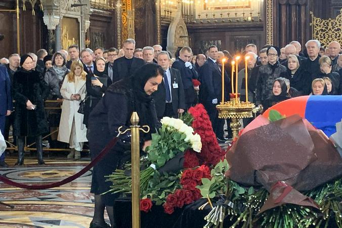 Надежда Бабкина на прощании с Юрием Лужковым в храме Христа Спасителя / Наталия Белова, «Вечерняя Москва»