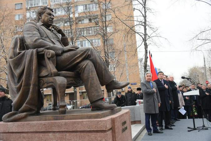 Памятник Айтматову / Владимир Новиков, «Вечерняя Москва»