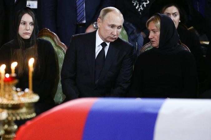 Дочь Ю. Лужкова Елена Лужкова, президент РФ Владимир Путин и вдова Ю. Лужкова Елена Батурина (слева направо) на церемонии прощания с бывшим мэром Москвы Юрием Лужковым в храме Христа Спасителя / Сергей Бобылев / ТАСС