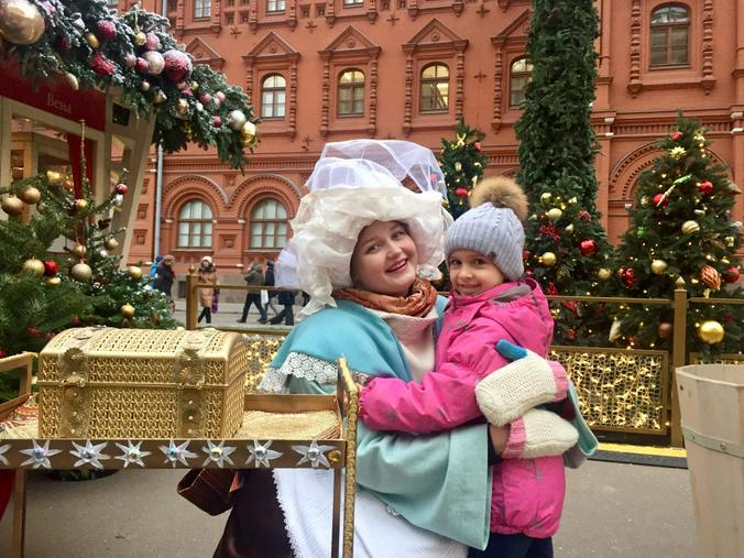На площадках можно встретить персонажей из старинных западноевропейских сказок. Актриса Института имени народного артиста СССР И. Д. Кобзона Анастасия Остапенко изображает торговку, которая угощает детвору сладостями за исполнение стихов и песен / Free / Рафаэль Залян, «Вечерняя Москва»