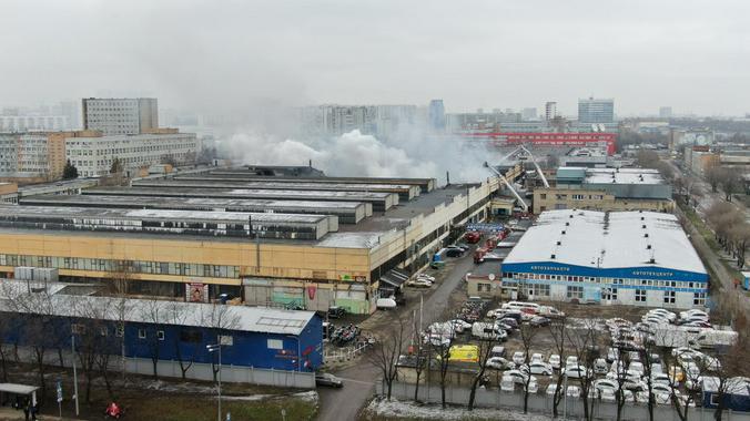 Пожар произошел в районе Чертаново Центральное на территории склада с тканями / Агентство городских новостей «Москва»