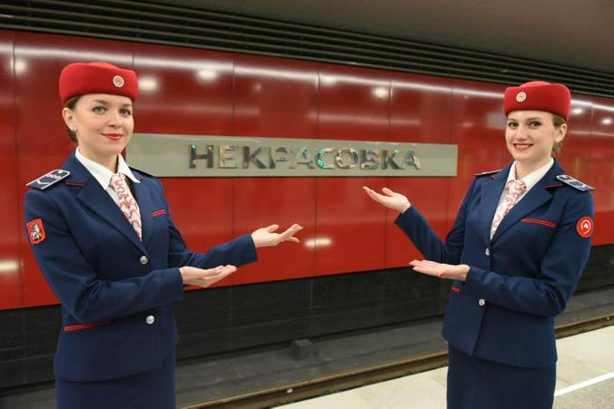 Сотрудницы Московского метрополитена Екатерина Жадеева и Екатерина Жиганова (слева направо) на открытии станции «Некрасовка» Некрасовской линии столичной подземки / Владимир Новиков, «Вечерняя Москва»