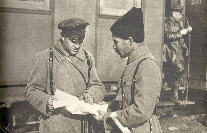 Командир 1-й Николаевской дивизии С. П. Захаров и командир 2-й Николаевской дивизии В. И. Чапаев, 1918 г. / WIkipedia/Общественное достояние