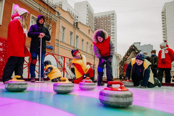Поиграть в керлинг можно на Школьной улице / moscowseasons.com / Официальный сайт городских уличных фестивалей «Московские Сезоны»