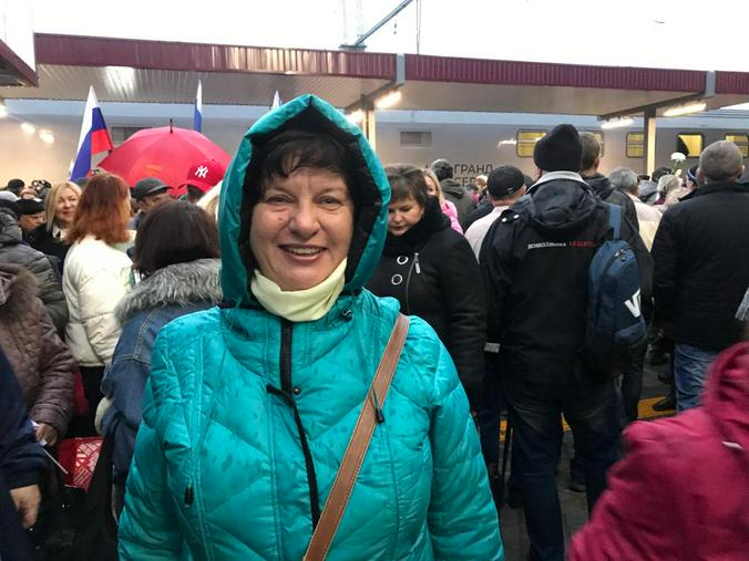 Жительница Нижнего Новгорода Марианна Егушкина рассказала, что на всем пути следования практически в каждом населенном пункте поезд тепло встречали местные жители / Валентина Васильева специально для «Вечерней Москвы»