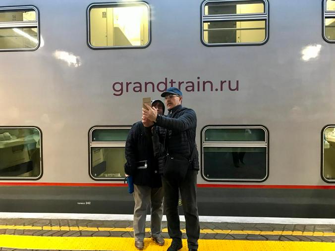 Перрон вокзала превратился в настоящую площадку для селфи / Валентина Васильева специально для «Вечерней Москвы»