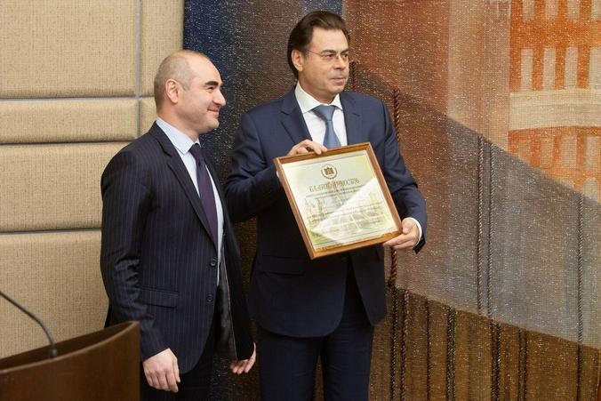 Руководитель аппарата Комитета Госдумы по делам национальностей Батал Бигуаа вручил заммэра Москвы Александру Горбенко благодарность в адрес Совета / mdn.ru / Официальный сайт Московского дома национальностей