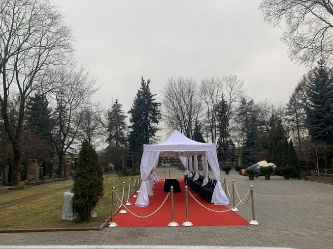 Для проведения закрытой церемонии прощания на Новодевичьем кладбище установили шатер / Free / Наталия Белова, «Вечерняя Москва»