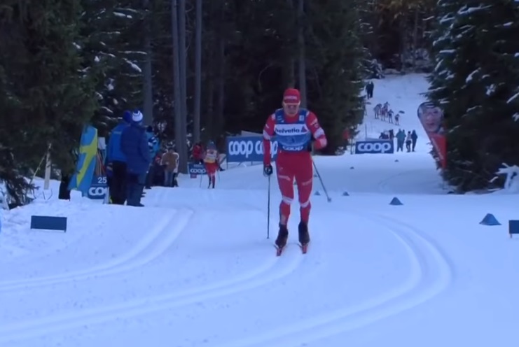 Александр Большунов одержал верх в гонке преследования на «Тур де Ски»