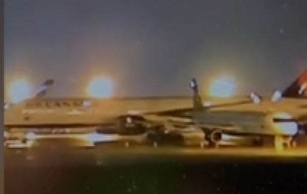 Два самолета столкнулись в аэропорту канадского Торонто