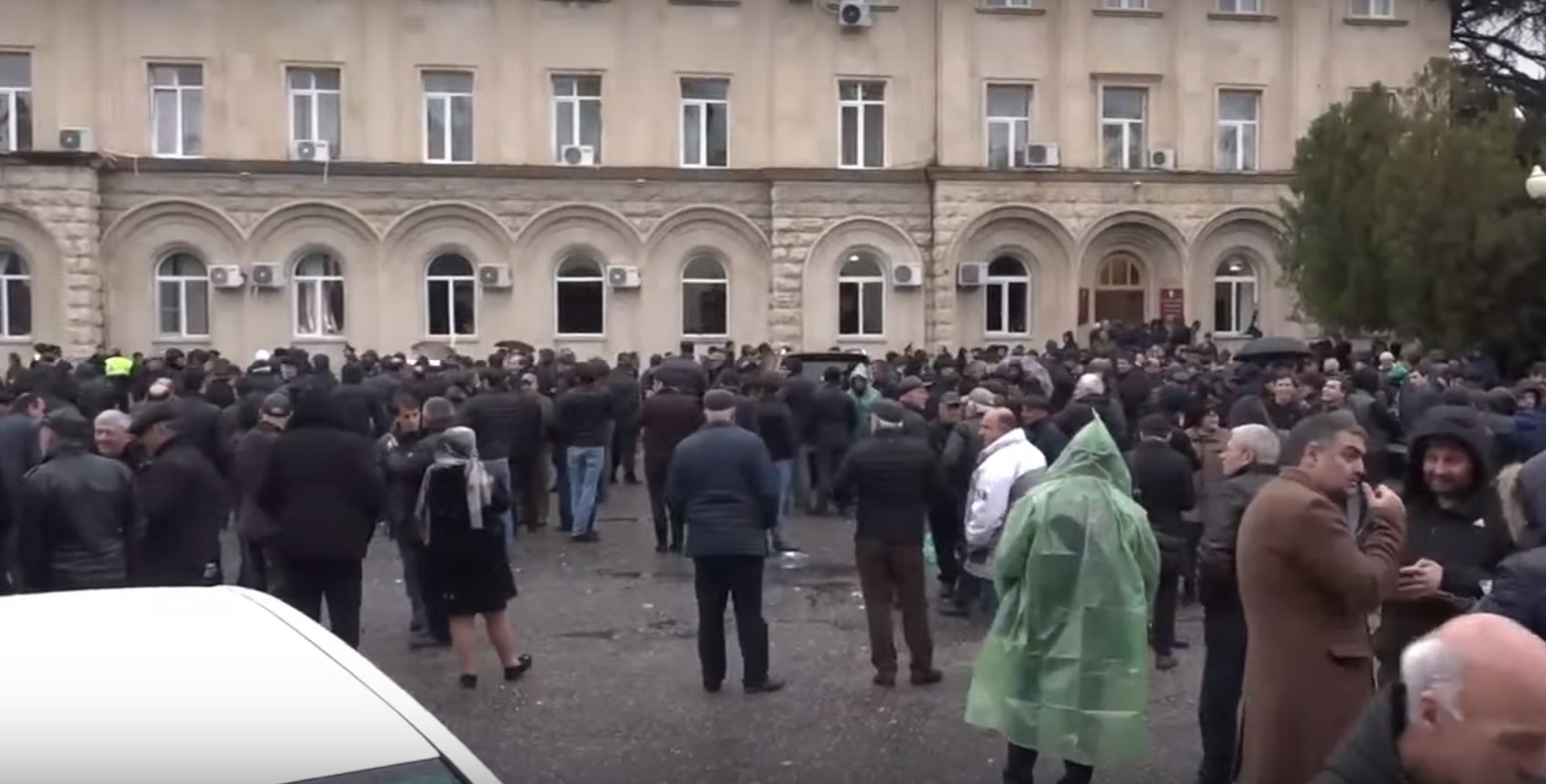 Представители оппозиции направились к резиденции президента Абхазии