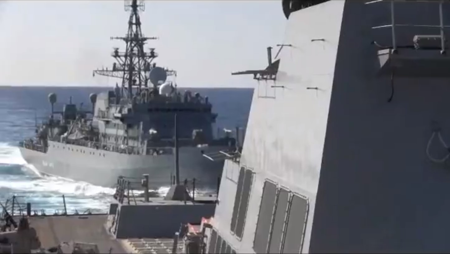 Минобороны РФ опровергло опасное сближение корабля ВМФ с эсминцем США