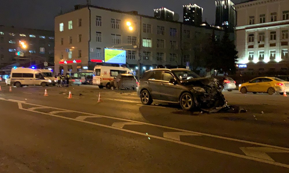 Водителя скорой помощи госпитализировали после аварии на севере Москвы