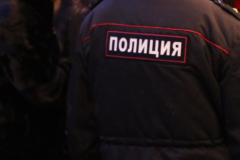 Полиция изъяла более 12 тысяч бутылок нелегальной водки на складе в Подмосковье