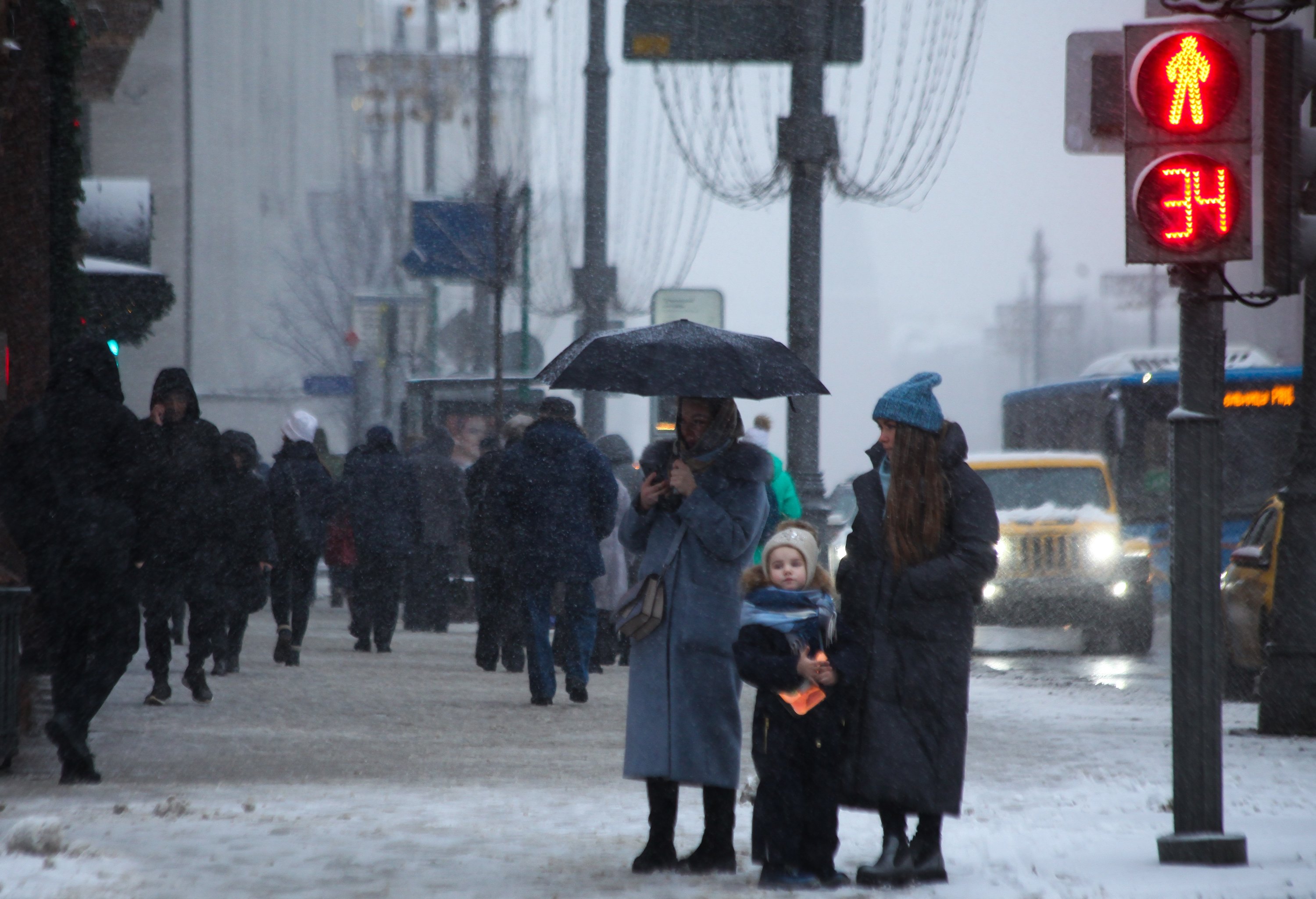 Московских водителей и пешеходов призвали к осторожности из-за непогоды