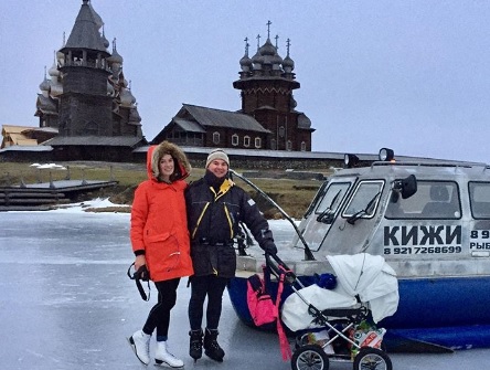 Российская семья проехала с коляской по тонкому льду Онежского озера