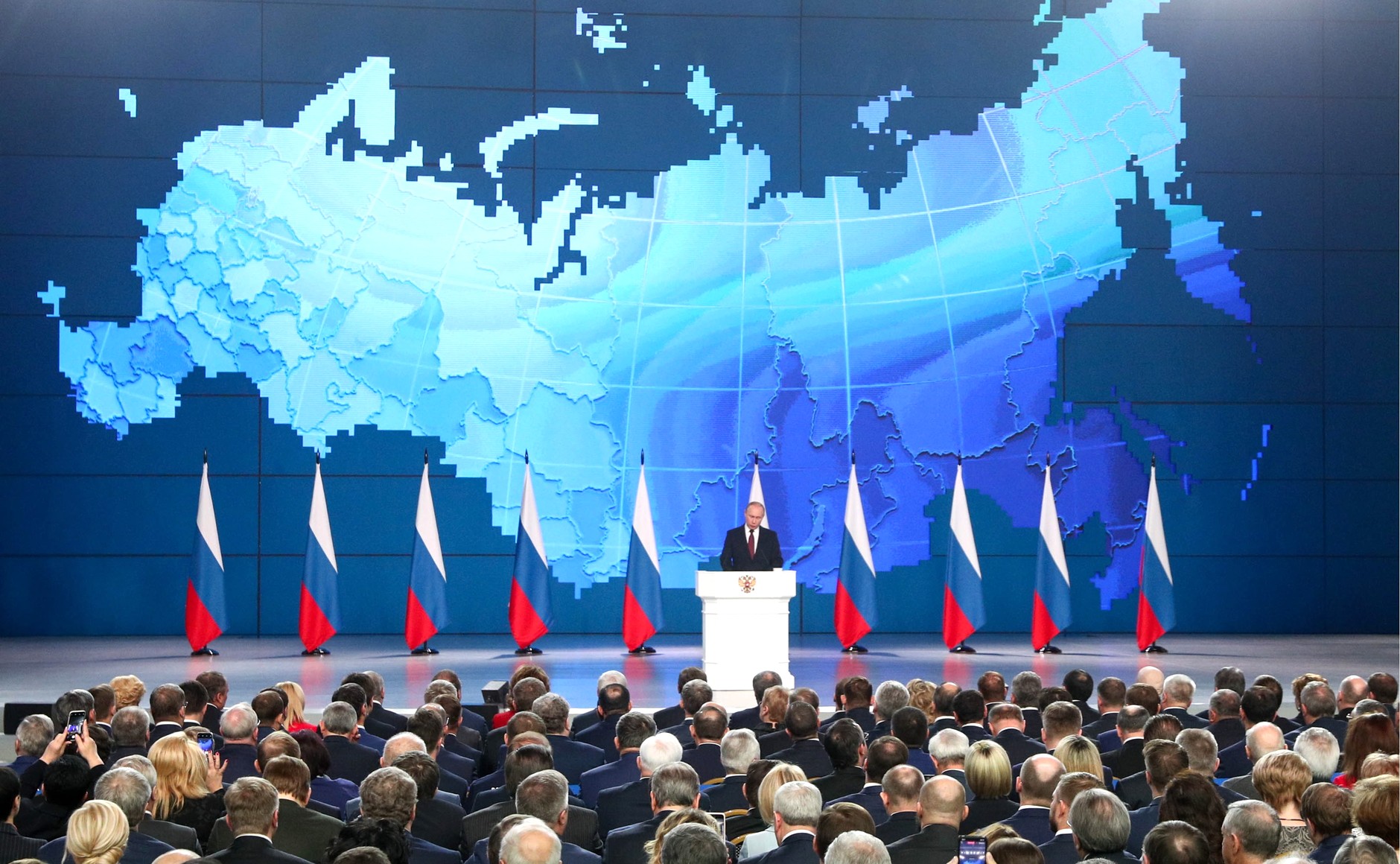 Путин призвал материально поощрять классных руководителей