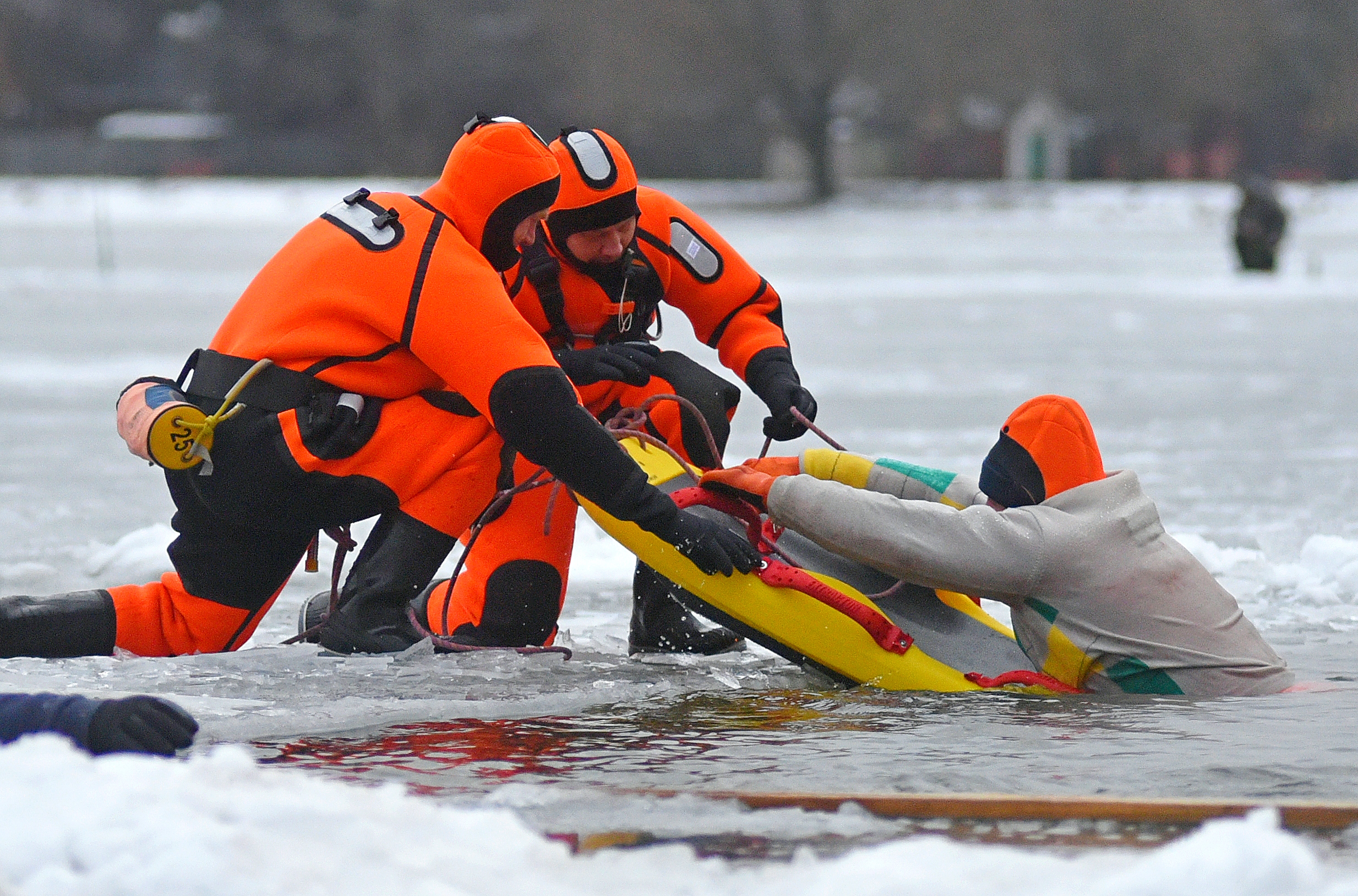 Спасатели обнаружили 80 купавшихся в водоемах Москвы в выходные