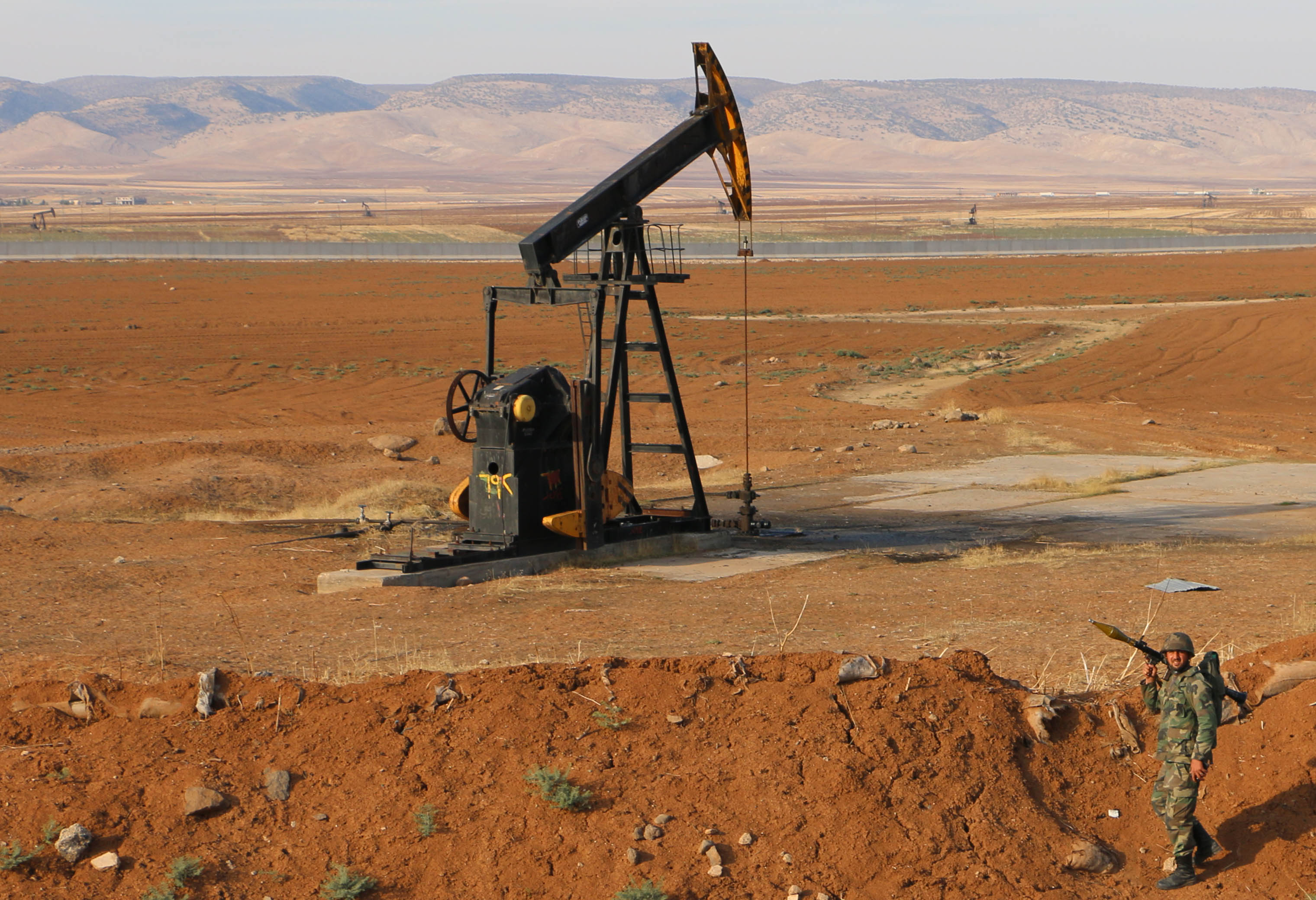 Захват нефти. Нефтяные месторождения Сирии. Нефтяные месторождения Египта. США нефть Сирия. Месторождение нефти.