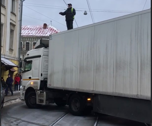 Перекрывшего столичную улицу возле станции «Бауманская» водителя уволили