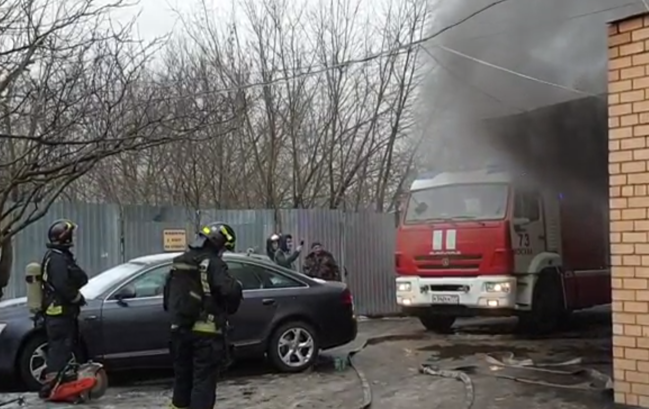 Автомобиль загорелся на парковке на севере Москвы