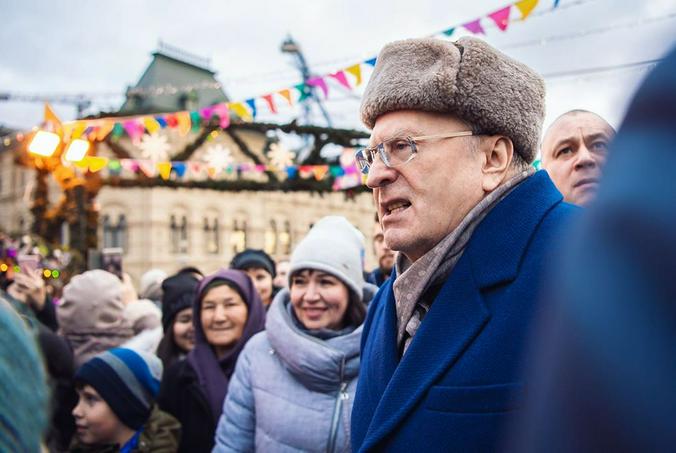 Владимир Жириновский раздает тысячные купюры на Красной площади / @zhirinovskiy / Официальный аккаунт Владимира Жириновского в Instagram
