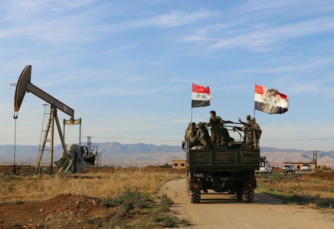 Сирийские военнослужащие патрулируют нефтяные месторождения в провинции Хасеке на северо-востоке Сирии / Zuma / TASS