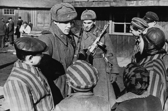 Советские солдаты общаются с детьми, освобождёнными из концлагеря / Wikipedia / Общественное достояние