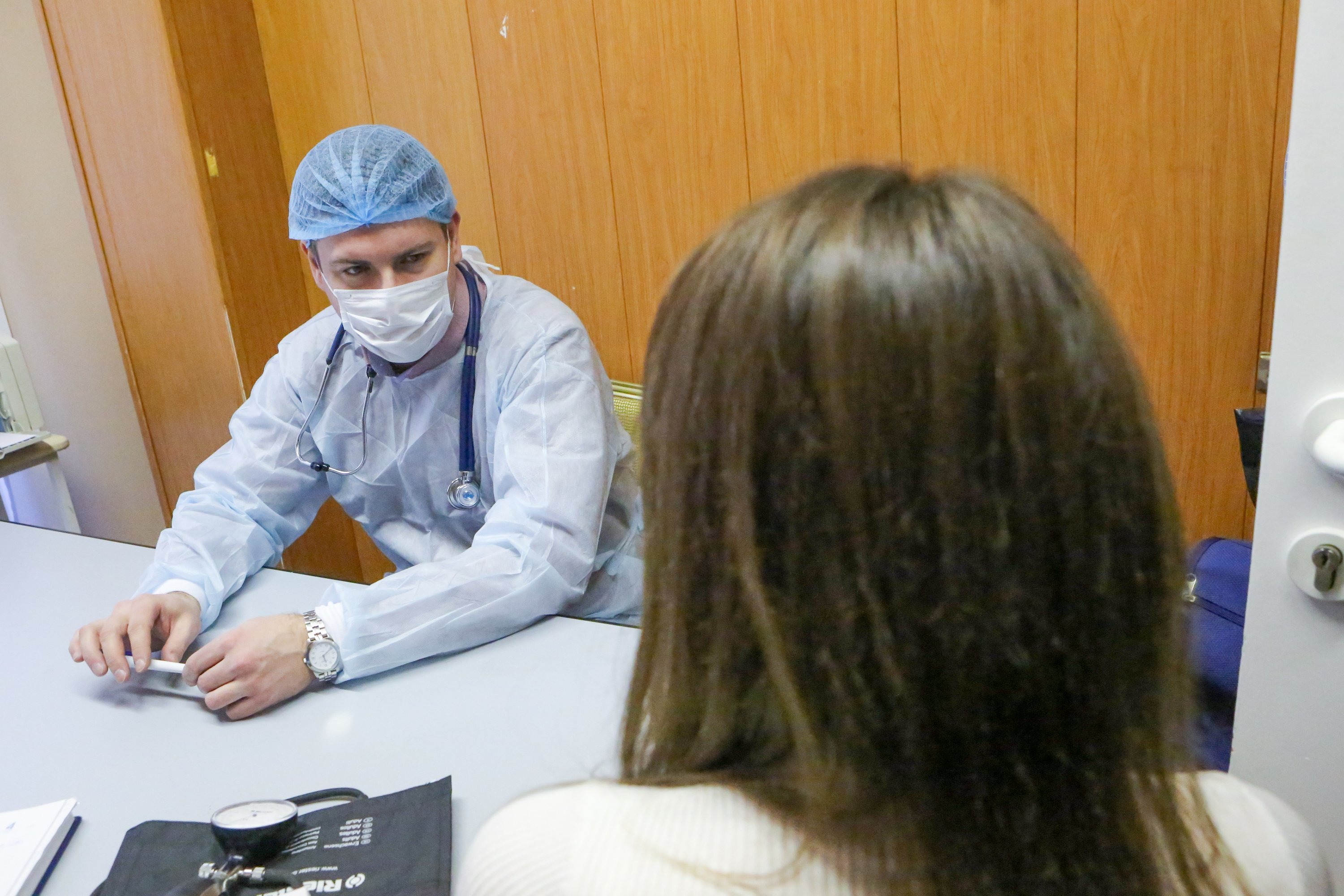 Более 215 тысяч человек в России остаются под наблюдением из-за коронавируса