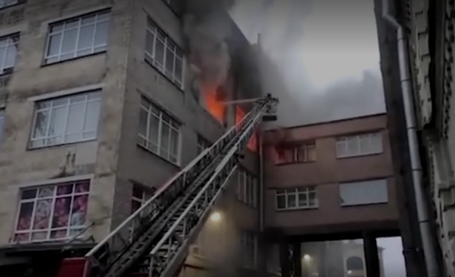 Появилось видео с места пожара в здании «Лениздата» на набережной Фонтанки