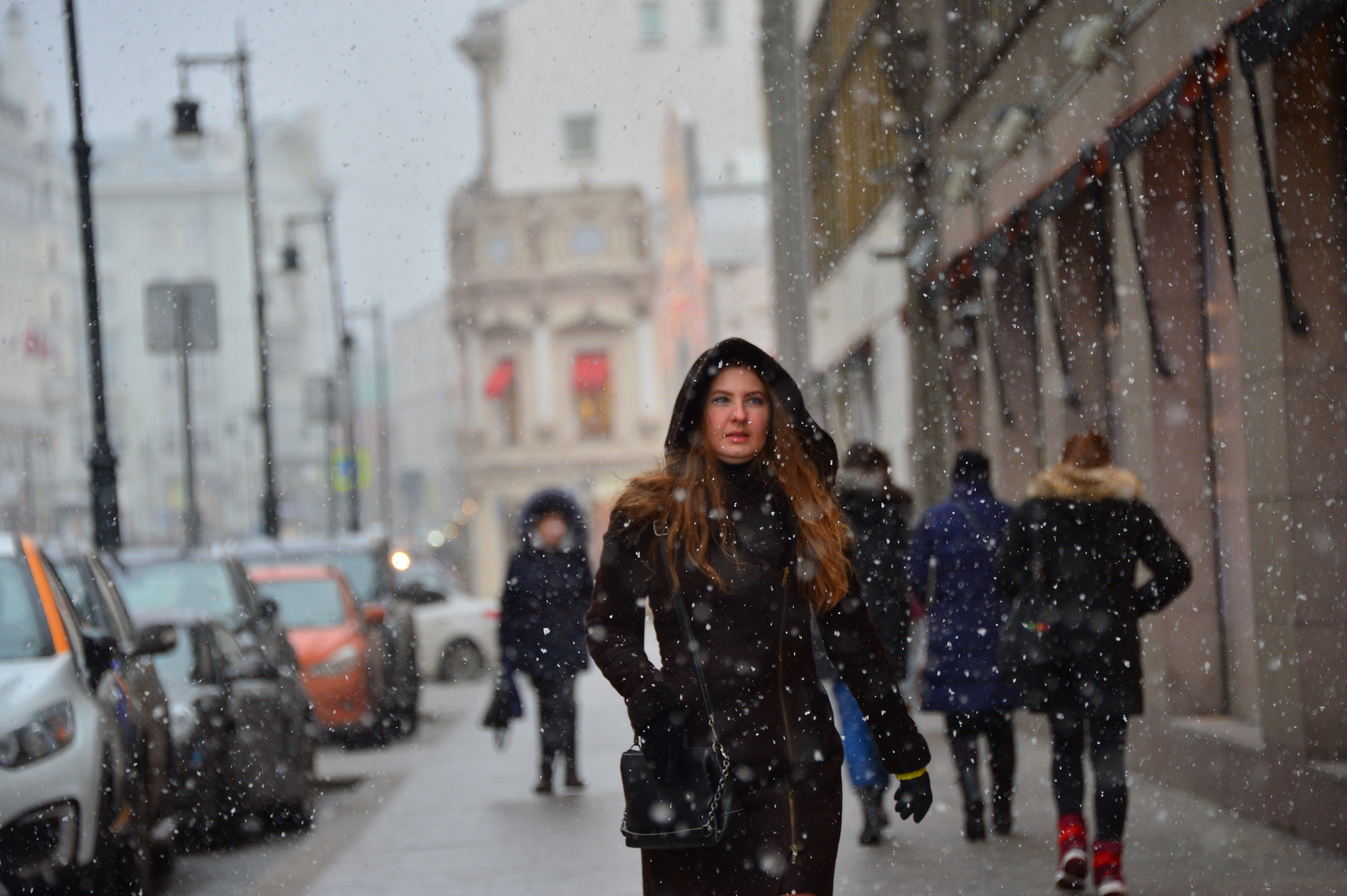 Сегодня вечером будет погода. Небольшой снег в Москве. Морозы в Москве. Небольшой снег улица. Снегопад в Москве сегодня.