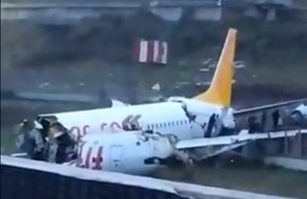 Генконсульство: Россиян на борту аварийно севшего самолета в Турции не было