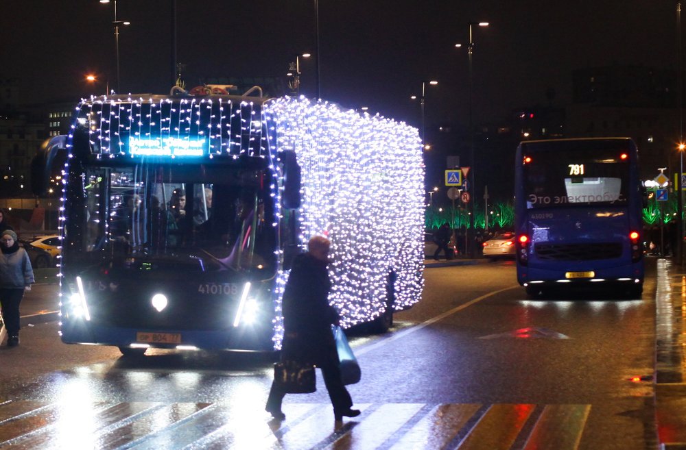 ГИБДД аннулировала штрафы за новогодние гирлянды на электробусах в Москве