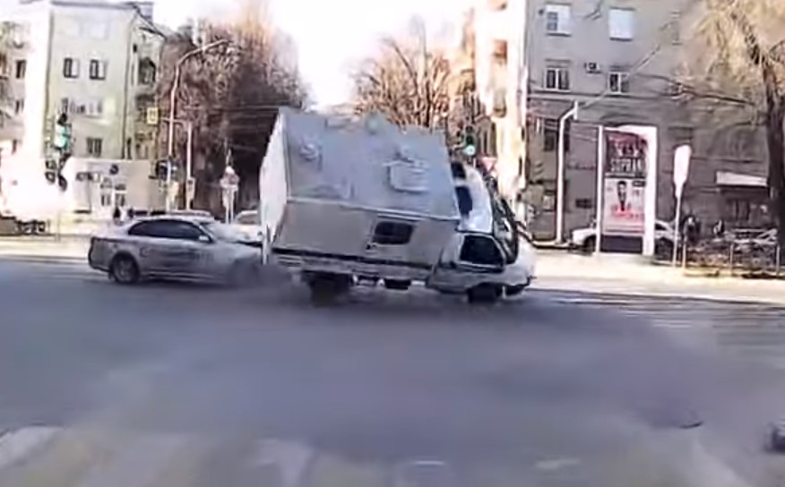 Столкновение автозака с такси в Воронеже попало на видео