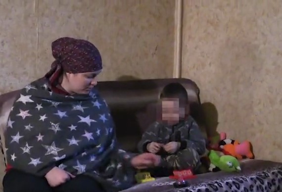 Детей-то должно быть жалко? Материнская любовь выше и сильнее, чем любовь к очередному сожителю / Скриншот видео