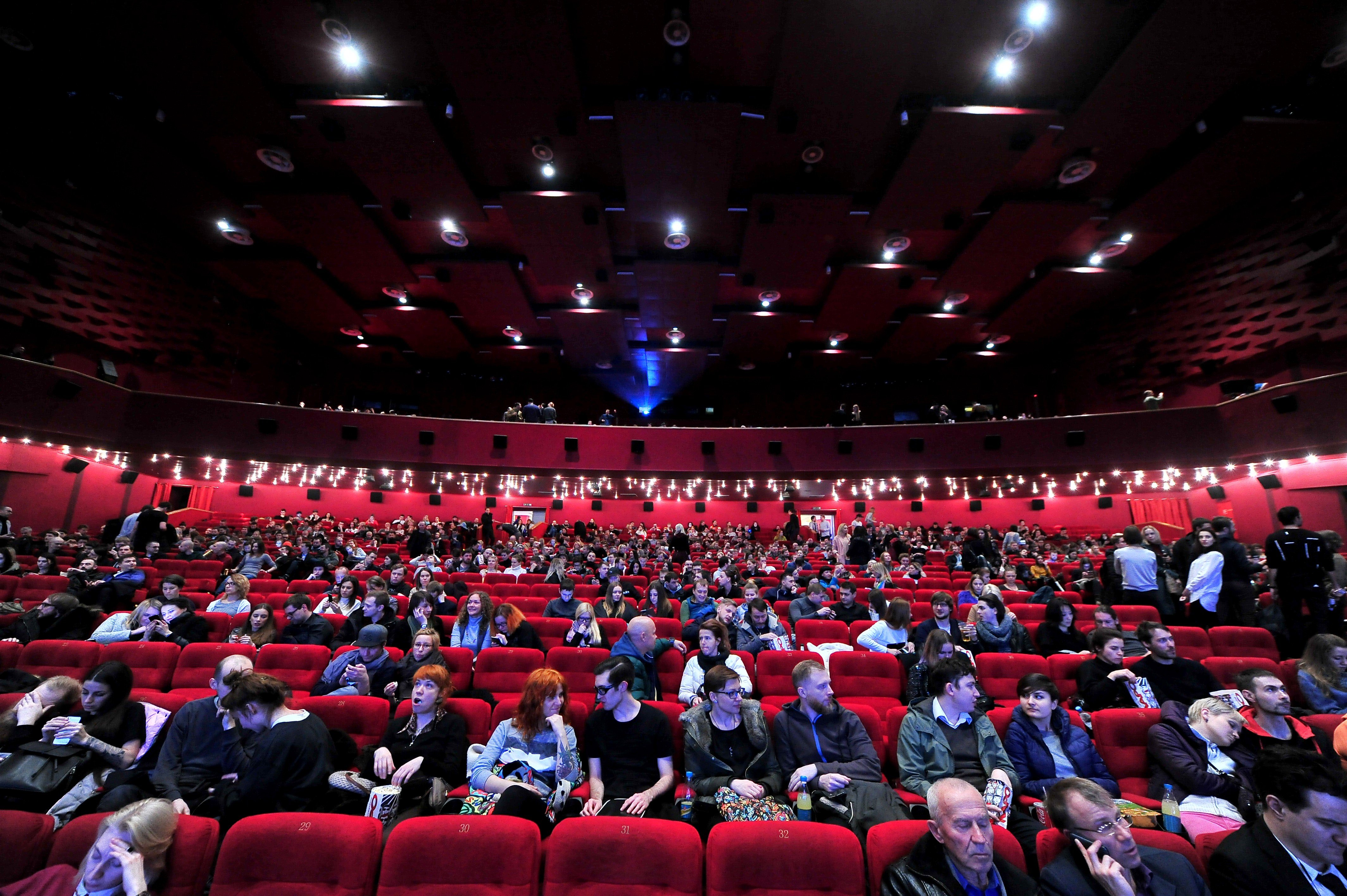 Правительство РФ поручило регионам закрыть кинотеатры и развлекательные центры