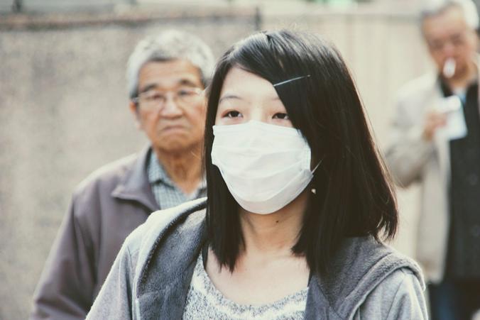 Китай заявил о двукратном снижении доли тяжелобольных коронавирусом