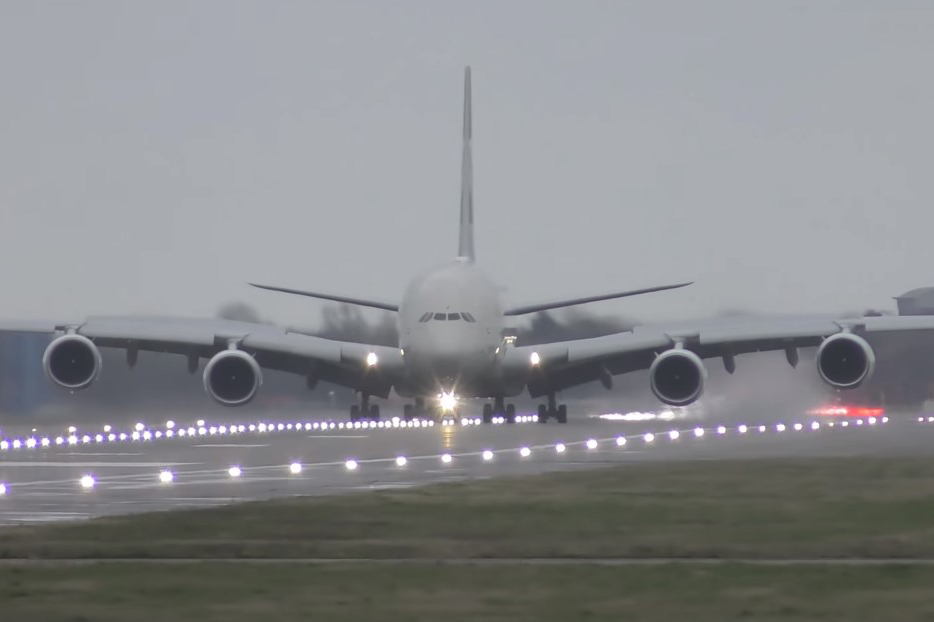 Жесткая посадка пассажирского самолета в шторм попала на видео