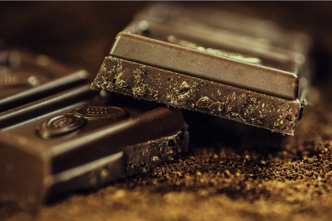 Грузовик залил тонной шоколада дорогу на западе Франции