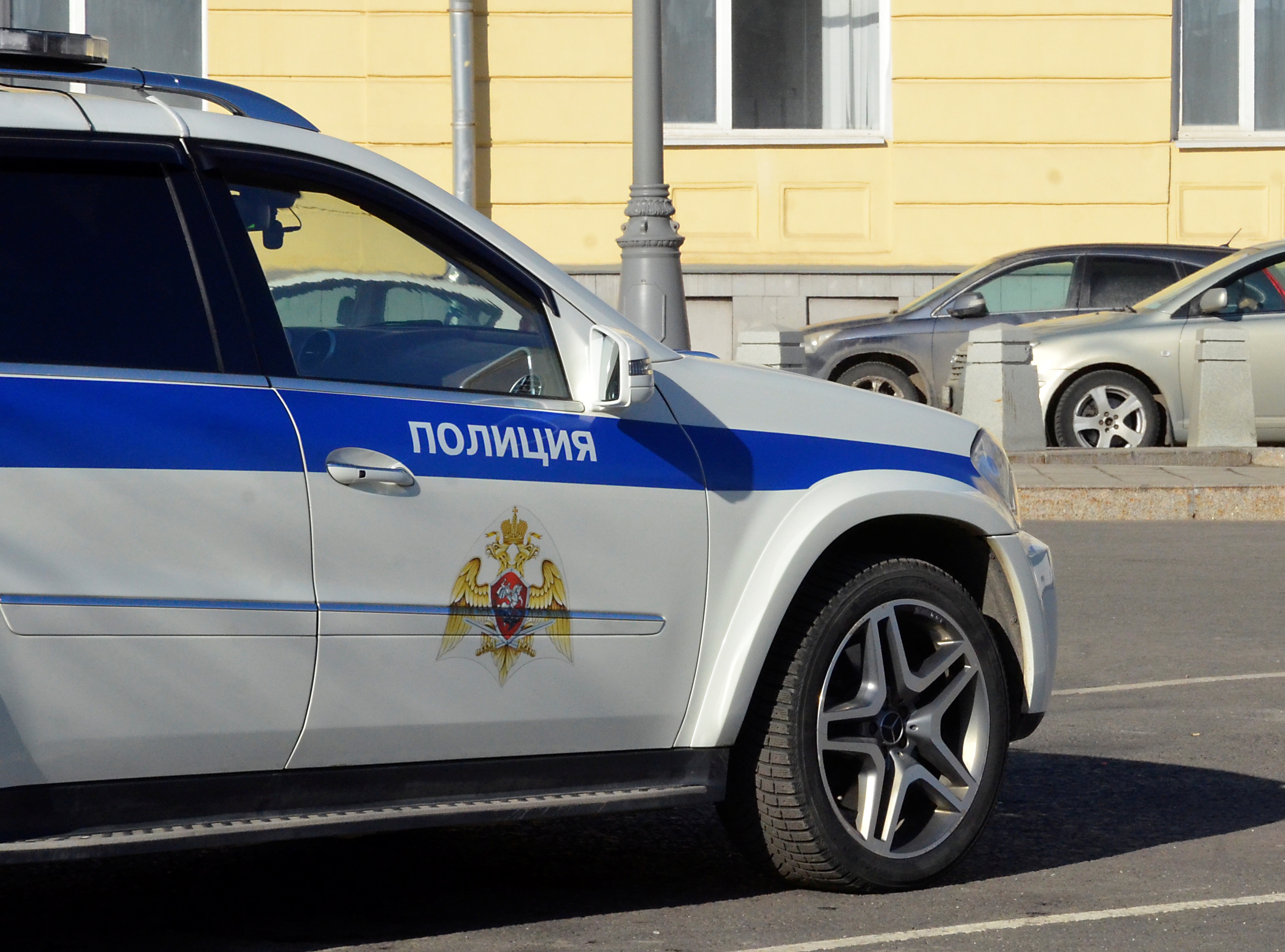 Мужчину в Москве избили и украли у него автомобиль за 3,5 миллиона рублей