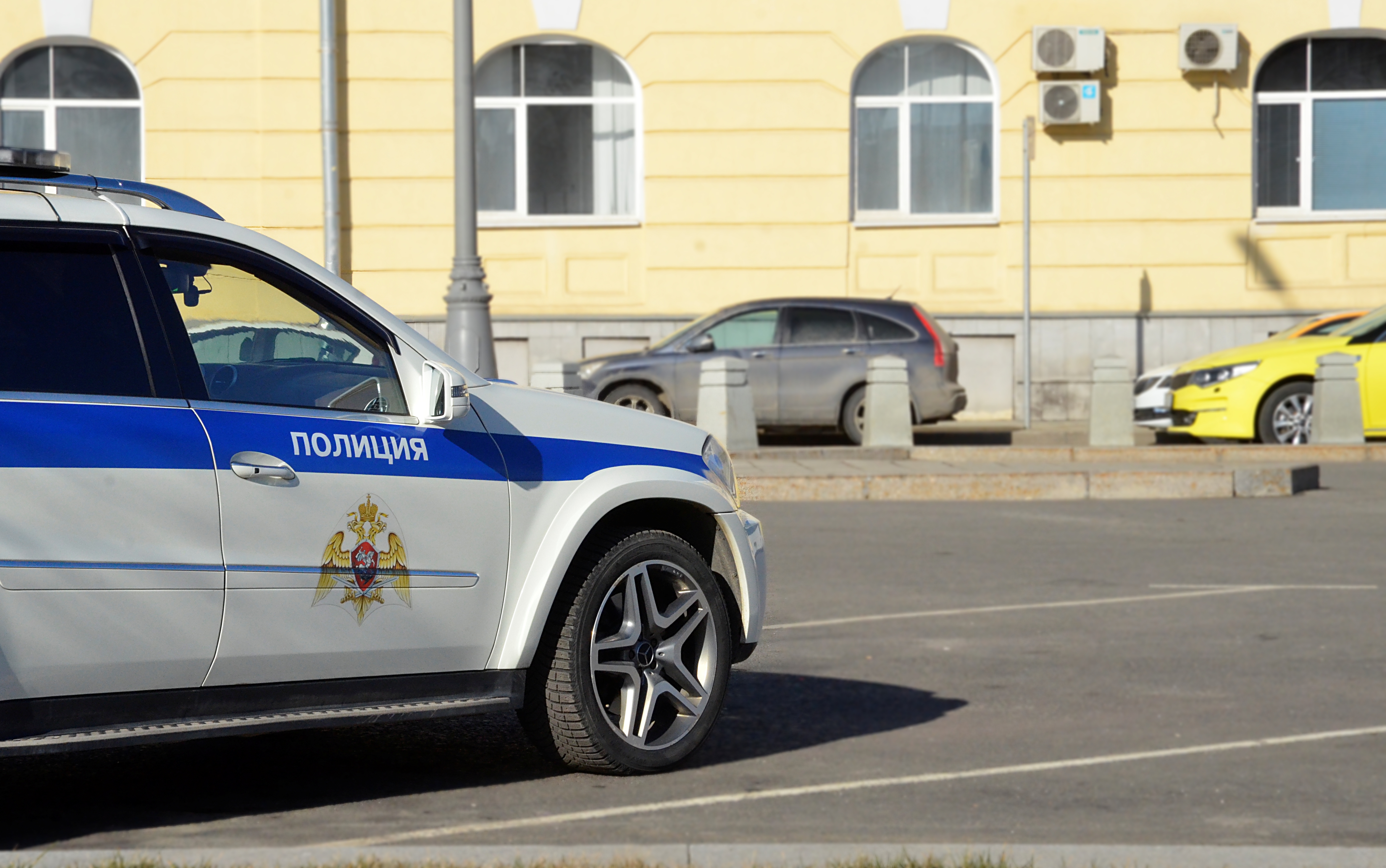 Полиция задержала спускавшуюся по простыням женщину с ребенком в Омске