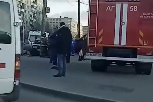 Видео с места наезда автомобиля на пешеходов в Петербурге появилось в Сети