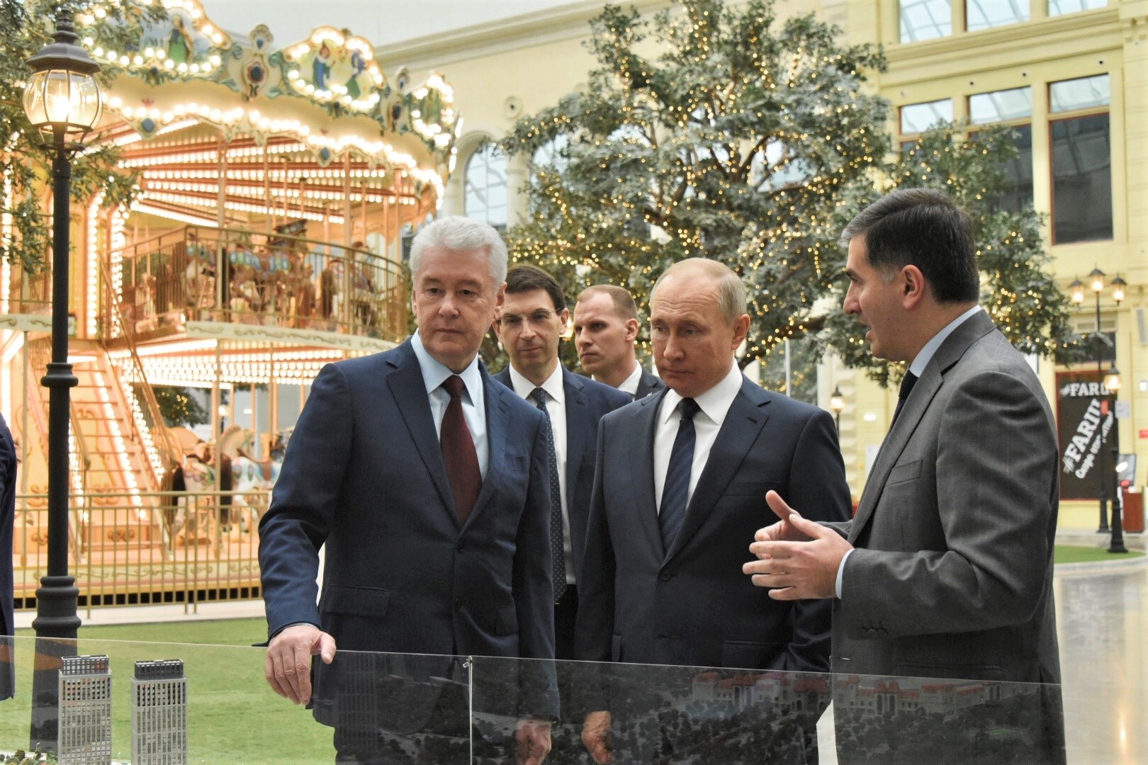Где живет собянин