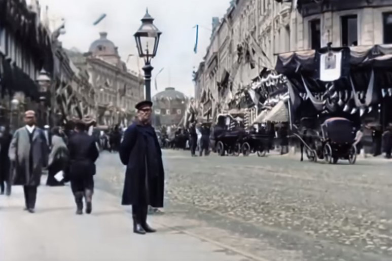 Появилось раскрашенное видео съемки конца XIX века на Тверской улице 
