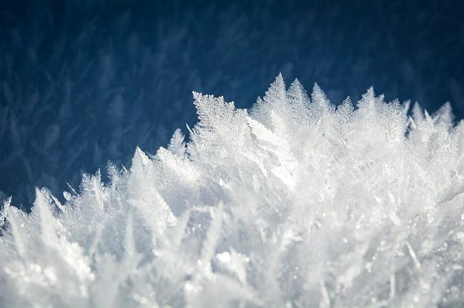 Снег — собеседник одиноких сердец, лучший друг поэтов, скульптор и художник, волей которого все цвета окружающего пространства растворяются, превращаясь в белое полотно / pixabay.com