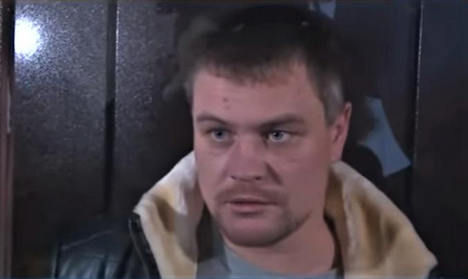 33-летний Владимир Санкин обвиняется в том, что он до смерти забил штакетником мужчину, домогавшегося до двух подростков / Скриншот видео YouTube-канала «Россия 24»