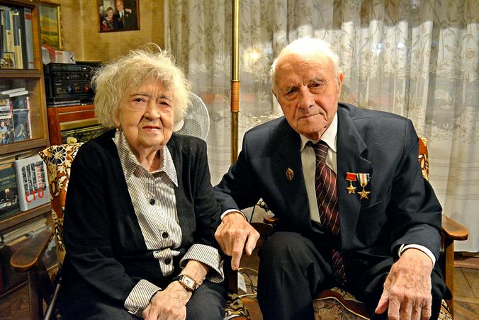 Ветеран Великой Отечественной войны, Герой Советского Союза Алексей Волошин вместе с супругой Нинель Константиновной / предоставлено пресс-службой Росгвардии