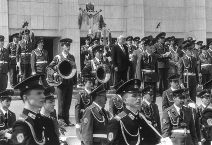 Во время митинга по случаю открытия первой очереди мемориального комплекса на Поклонной горе в парке Победы; у микрофона – министр Обороны РФ Л.С. Грачёв / В.Х. Мариньо. Москва. 09.05.1993 г. Главархив Москвы