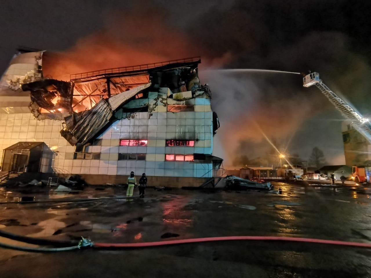 Пожар в здании спортшколы в Химках локализован