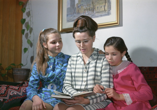 Жена Юрия Гагарина Валентина читает книгу дочерям Елене (слева) и Галине. Фото 1971 года / Александр Моклецов/РИА Новости